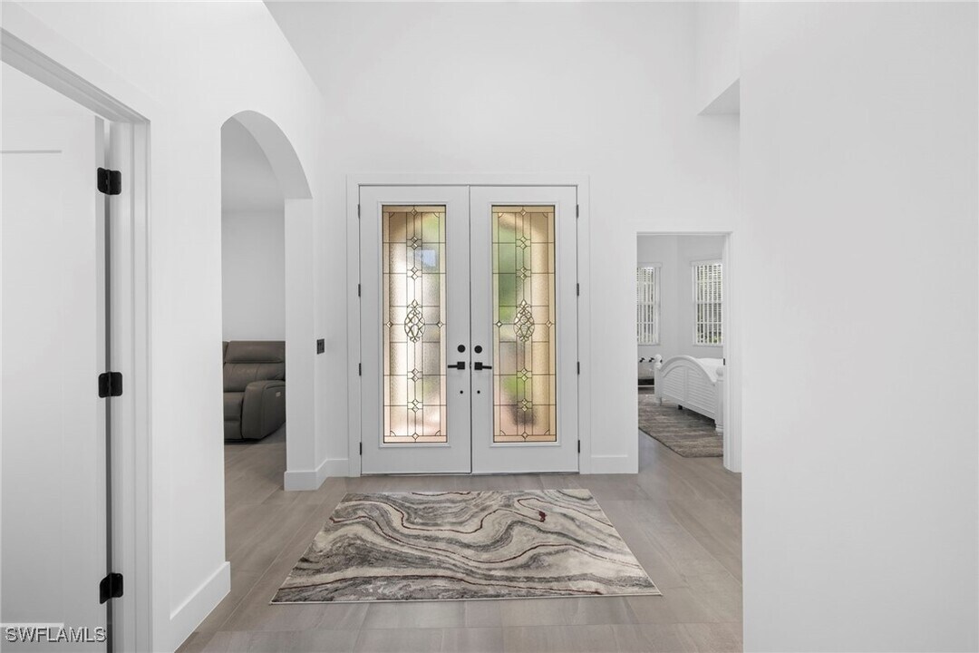 6903 Mauna Loa Ln in Naples, FL - Building Photo