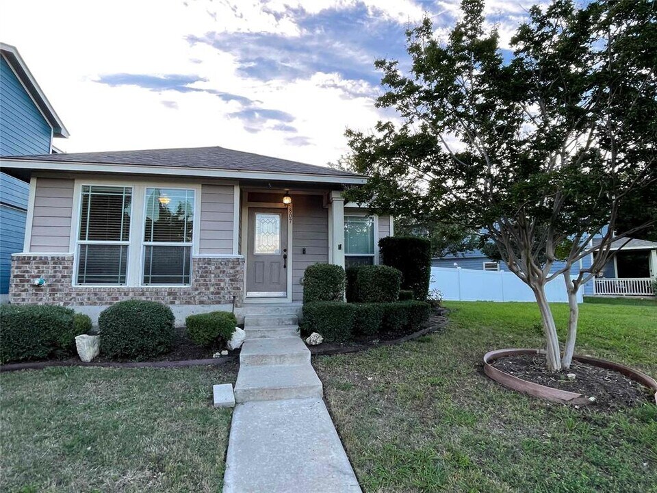 807 Alamo Plaza Dr in Cedar Park, TX - Building Photo