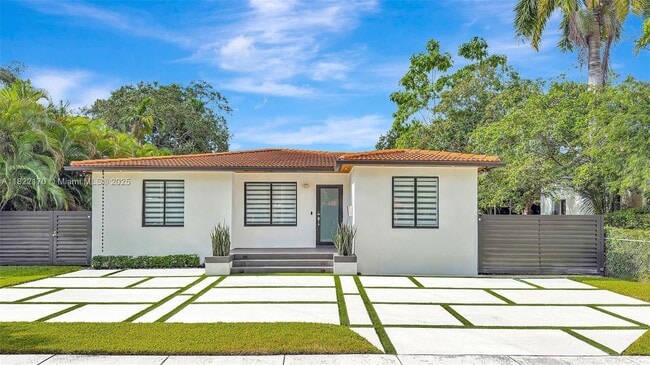 130 SW 26th Rd in Miami, FL - Foto de edificio - Building Photo