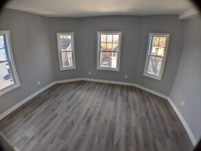 43 Clare St, Unit 2 in Lowell, MA - Foto de edificio - Building Photo