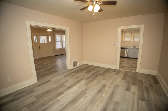 927 E Dunklin St in Jefferson City, MO - Building Photo - Building Photo