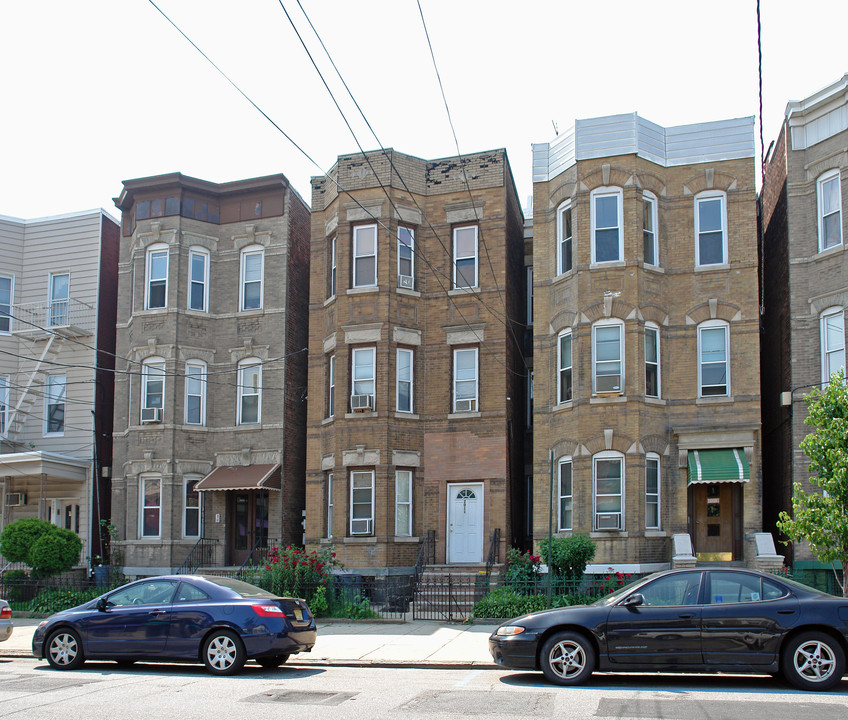 2011 New York Ave in Union City, NJ - Building Photo