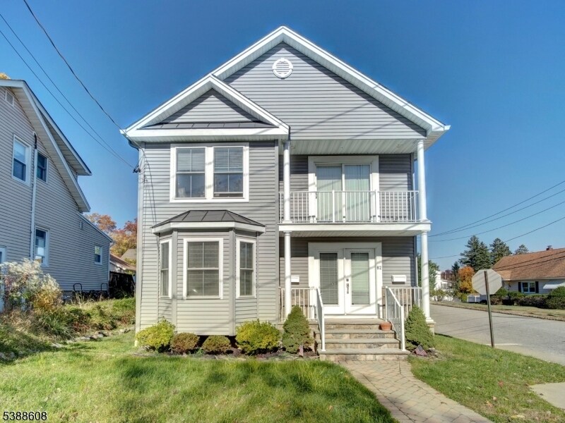 82 Pine St in Verona, NJ - Building Photo