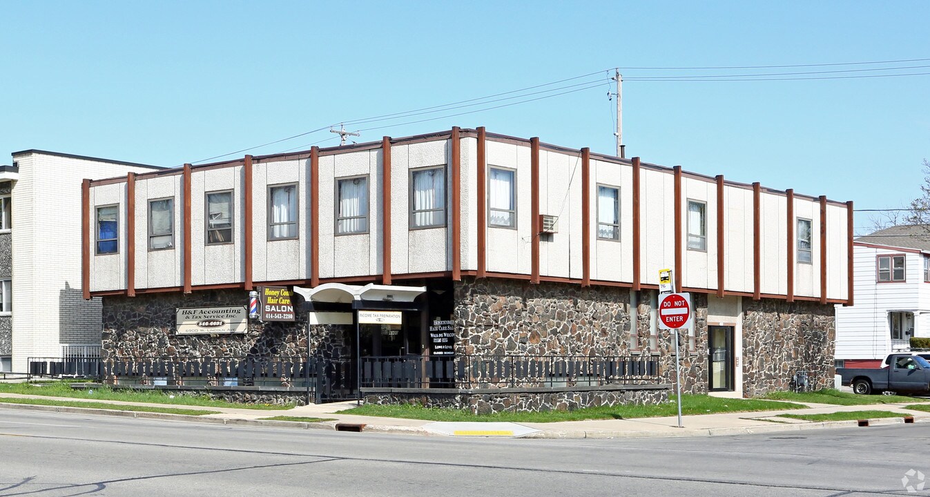 6900 W Lincoln Ave in Milwaukee, WI - Foto de edificio
