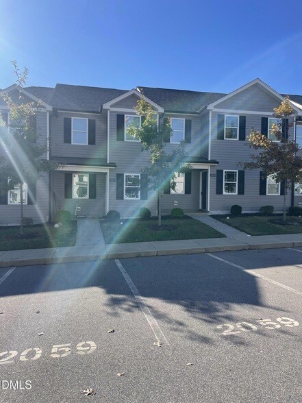 2059 Wiggins Village Dr in Youngsville, NC - Foto de edificio