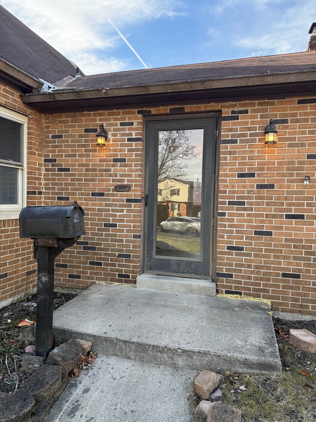 581 Bessinger Dr in Cincinnati, OH - Building Photo - Building Photo