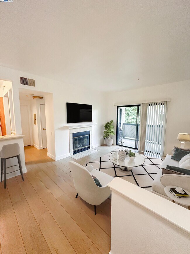 1256 Stanhope Ln in Hayward, CA - Foto de edificio - Building Photo