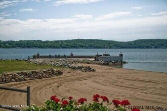 158 Kaydeross Park Rd in Saratoga Springs, NY - Building Photo - Building Photo