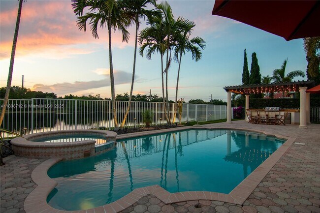 1714 Victoria Pointe Cir in Weston, FL - Building Photo - Building Photo