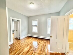 113 Ferry St in Everett, MA - Building Photo - Building Photo