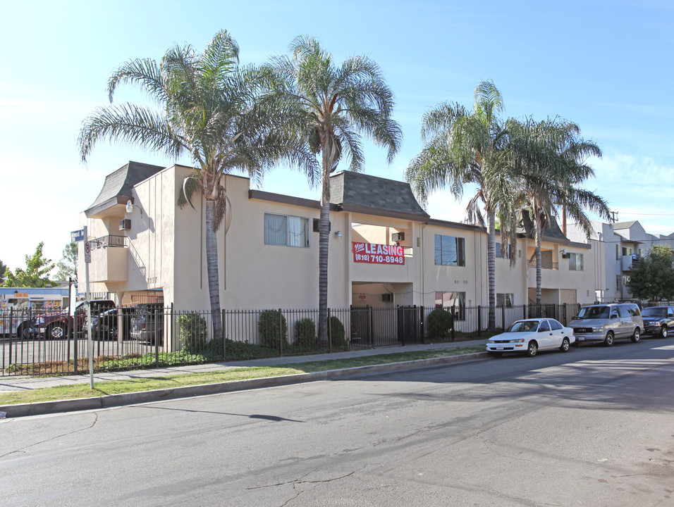 7357 Milwood Ave in Canoga Park, CA - Building Photo