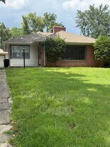 200 SW Country Club Dr in Topeka, KS - Building Photo