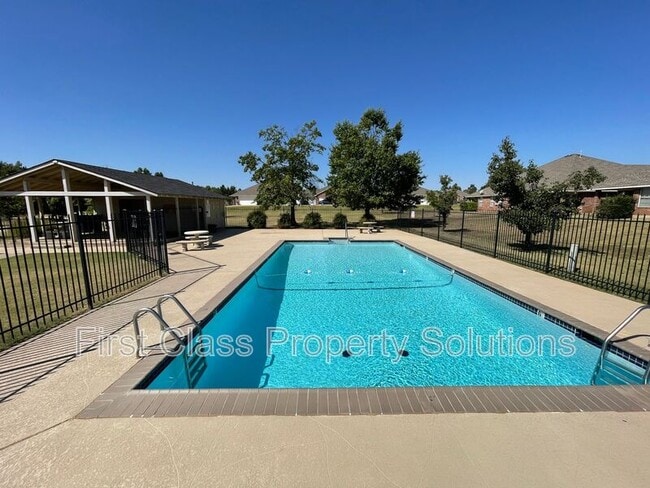 400 N Willowood Dr in Yukon, OK - Building Photo - Building Photo