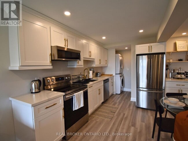 1004 Dashwood Ct in Pickering, ON - Building Photo - Building Photo