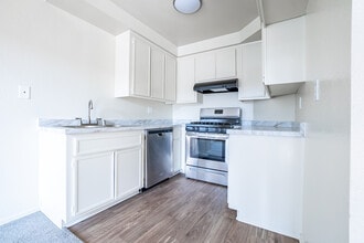 Granada Apartments in Hawthorne, CA - Foto de edificio - Building Photo