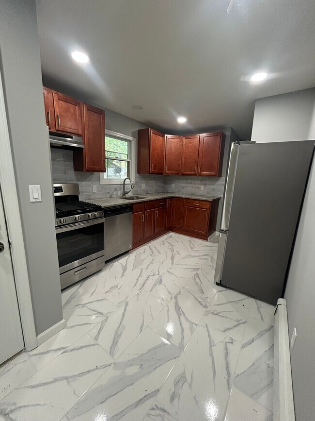 6 Charles St, Unit 2 in Montclair, NJ - Building Photo - Building Photo