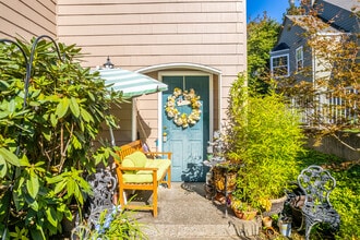 French Prairie Village Apartments in Wilsonville, OR - Building Photo - Building Photo