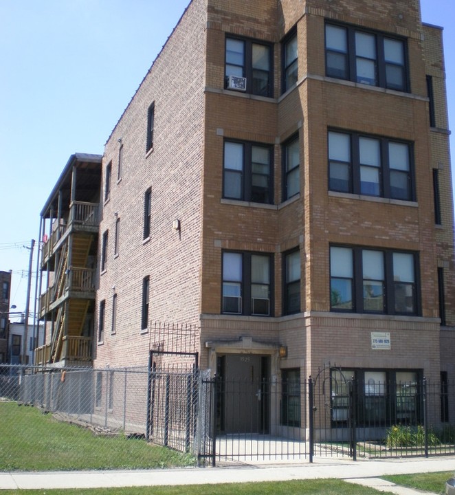 3525 W Van Buren St in Chicago, IL - Building Photo