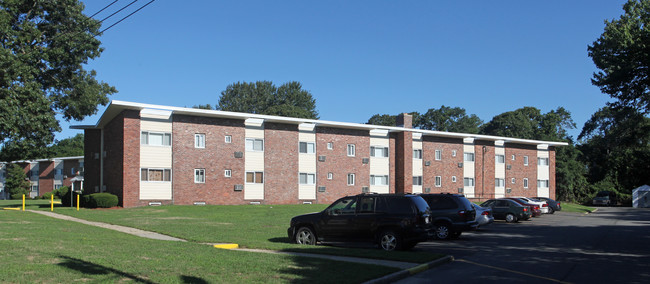 East Winds Apartments in Patchogue, NY - Building Photo - Building Photo