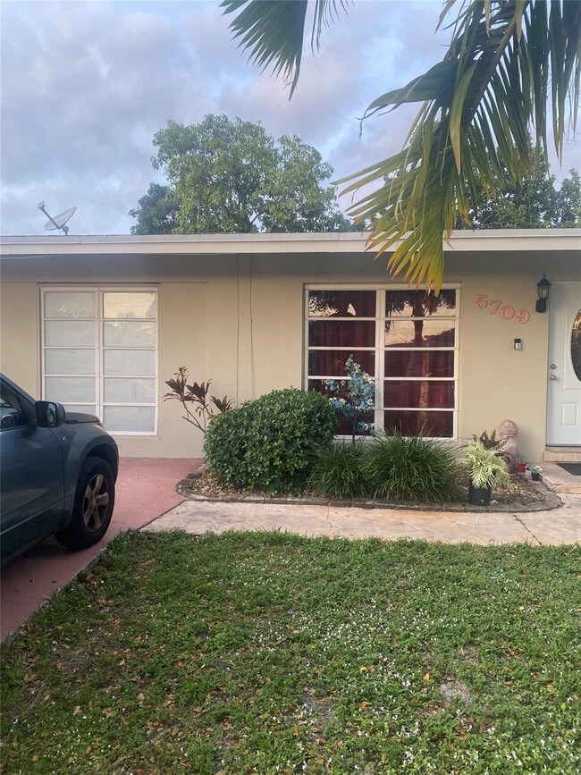 5709 NW 23rd St in Margate, FL - Building Photo - Building Photo