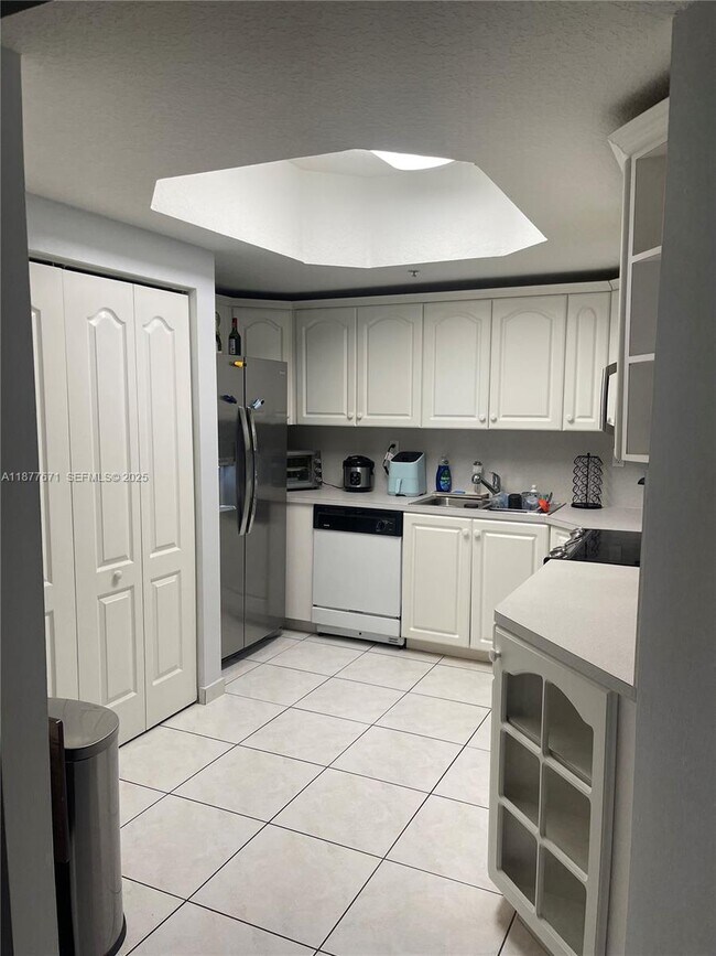 17405 NW 75th Pl in Hialeah, FL - Building Photo - Building Photo