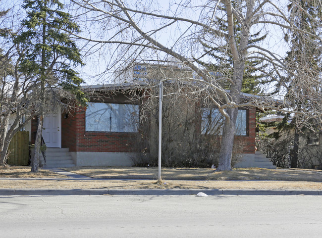 1942 Uxbridge Dr NW in Calgary, AB - Building Photo - Primary Photo