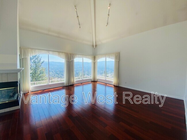 880-880 Christina Pl in Kelowna, BC - Building Photo - Building Photo