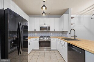 9480 Virginia Center Blvd in Vienna, VA - Building Photo