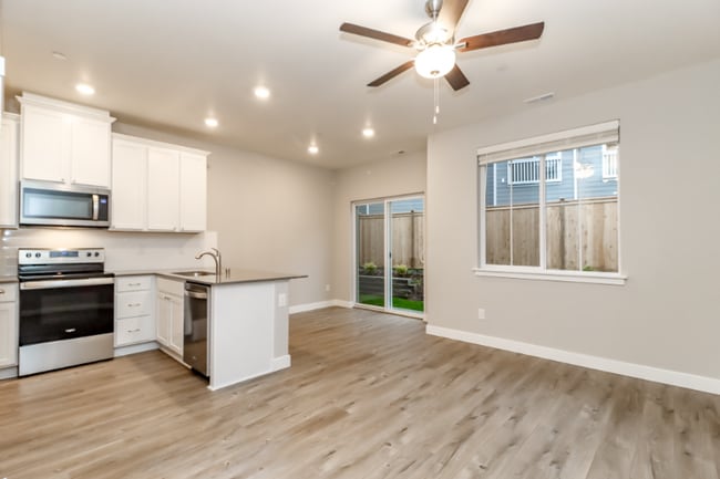 8319 E Gilman Ave in Arlington, WA - Foto de edificio - Building Photo