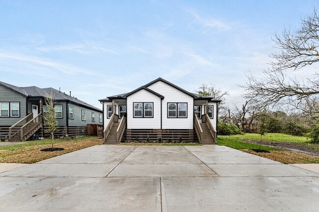 4902 Rue St in Houston, TX - Building Photo - Building Photo