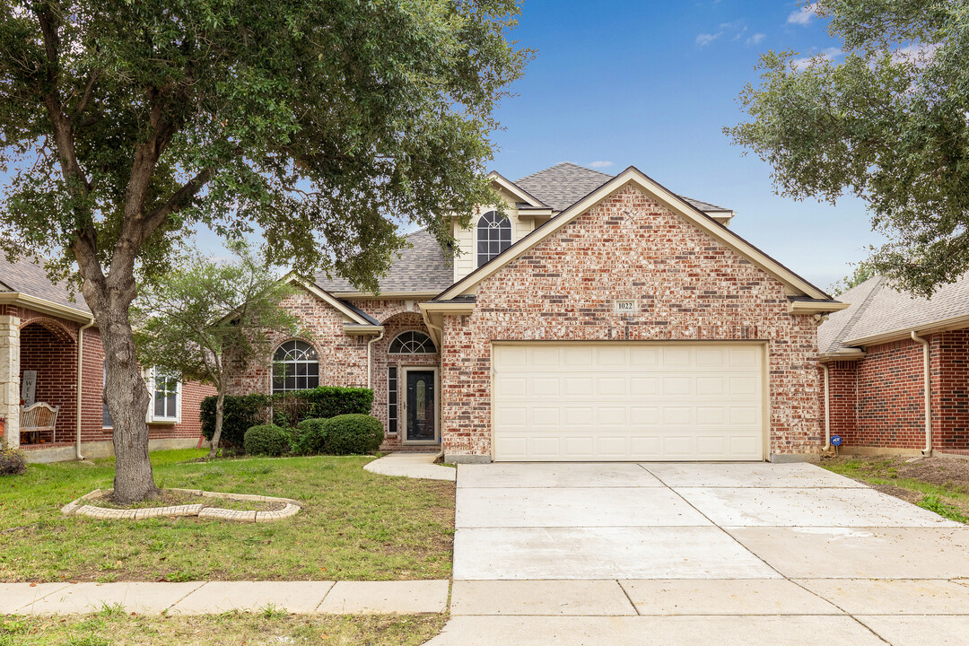 1022 Shortleaf Pine Dr in Arlington, TX - Foto de edificio