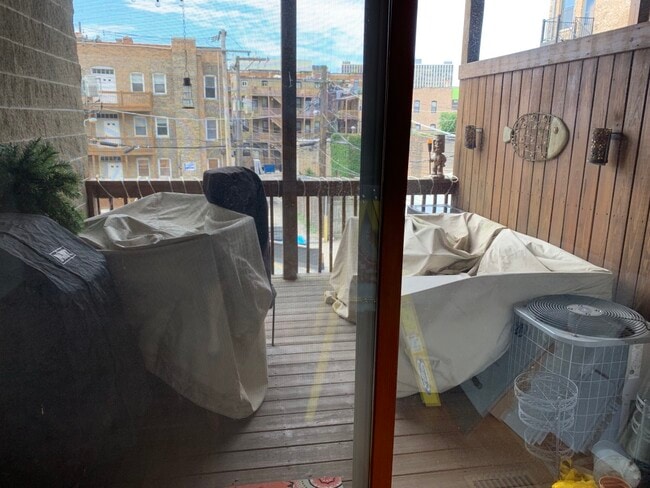 property at 628 W Wrightwood Ave