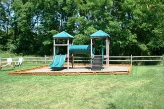 102 Larson Dr in Danbury, CT - Building Photo - Building Photo