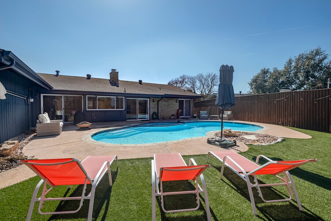 3711 Blue Trace Ln in Farmers Branch, TX - Foto de edificio