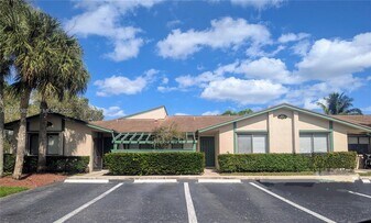 448 Lakeview Dr in Weston, FL - Building Photo