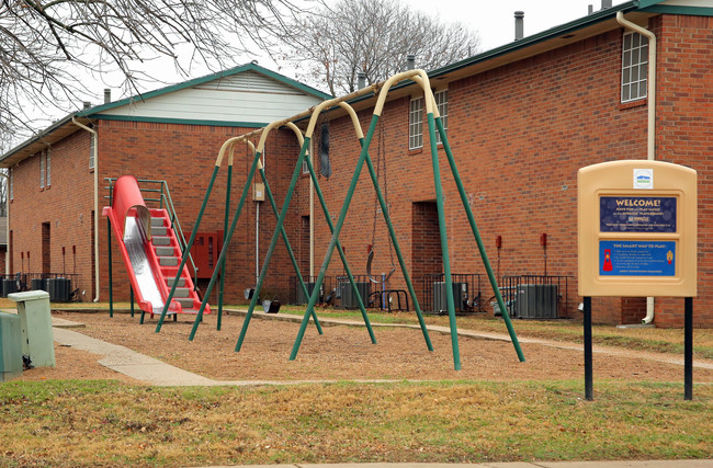 East Central Village in Tulsa, OK - Foto de edificio - Building Photo