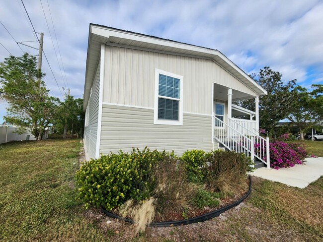 113 Windmill Blvd in North Fort Myers, FL - Building Photo - Building Photo