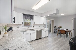 13346 Lake Point Blvd in Belleville, MI - Building Photo