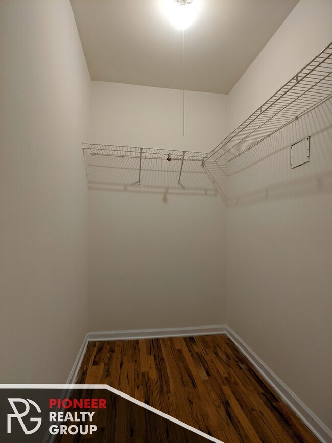 912 W Dakin St, Unit 205 in Chicago, IL - Foto de edificio - Building Photo