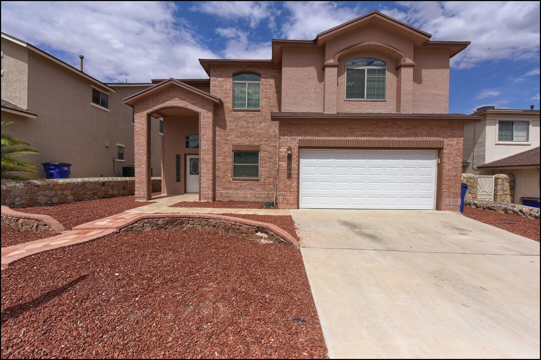 1493 Luz De Sol Dr in El Paso, TX - Building Photo