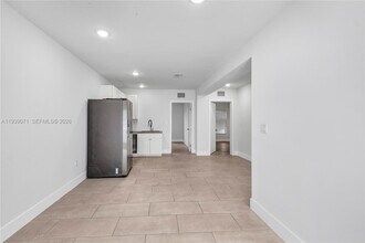 1749 NW 64th St in Miami, FL - Foto de edificio - Building Photo