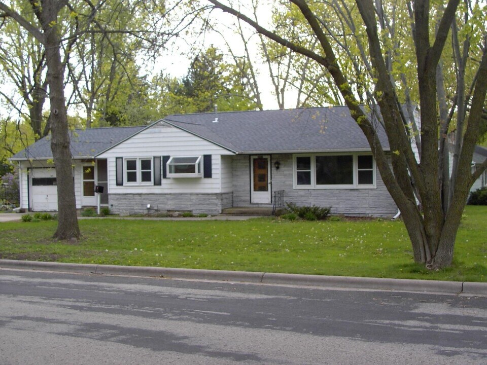 6001 Queens Way in Monona, WI - Building Photo