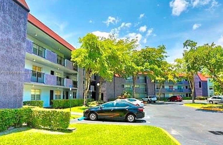 8450 Lagos de Campo Blvd, Unit 310 in Tamarac, FL - Building Photo