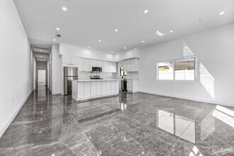 6827 Ranchito Ave in Van Nuys, CA - Building Photo - Building Photo