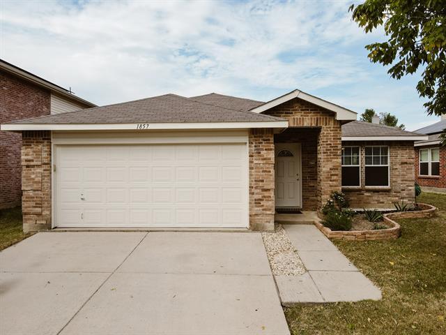 1857 Shasta View Dr in Justin, TX - Building Photo