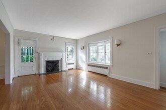 211 Euston Rd in Garden City, NY - Building Photo - Building Photo