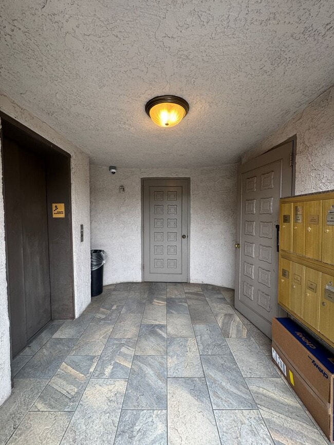 445 Washington Blvd in Marina Del Rey, CA - Building Photo - Building Photo