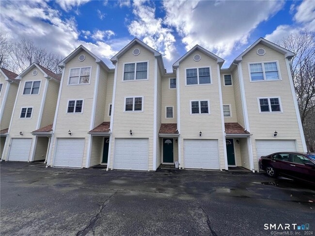 527 W Thames St in Norwich, CT - Building Photo - Building Photo