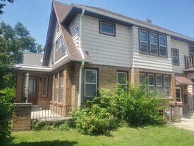 421 W Oakland Ave in Port Washington, WI - Building Photo