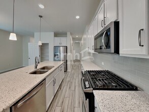 6117 Voyagers Pl in Apollo Beach, FL - Building Photo - Building Photo